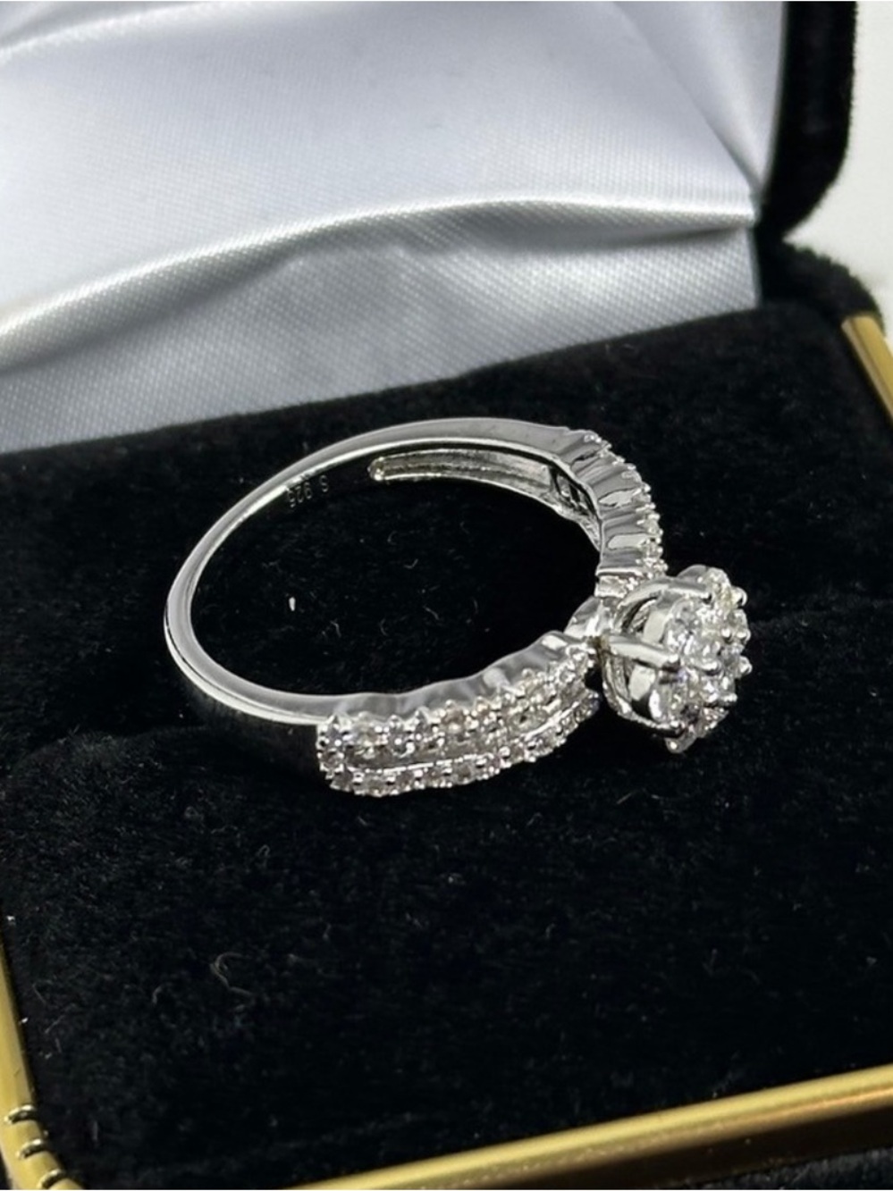 925 Silver Floral Crystal
Cluster Ring - White Sz7 - Picture 10 of 17